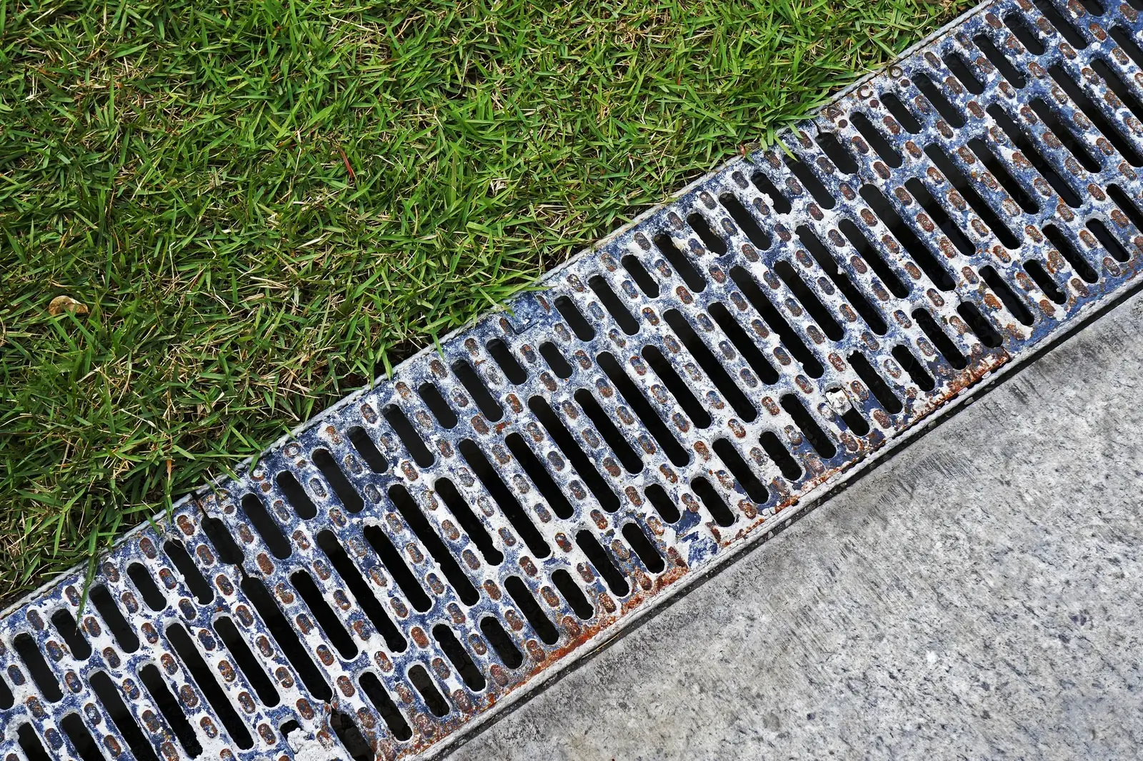 Drainage water moving between a sidewalk and garden bed